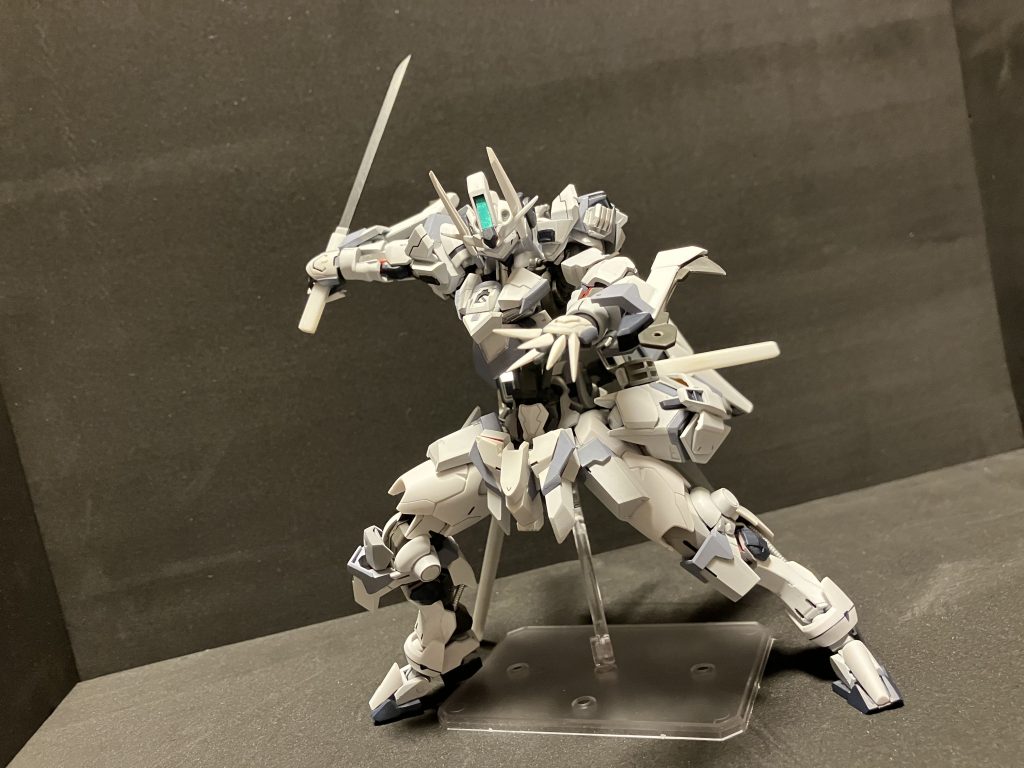 武装は長ドスと短ドス、腕部鉤爪ナイフ、ライフル、テイルブレードです。ライフルはエアリアルのものですが実弾の設定。