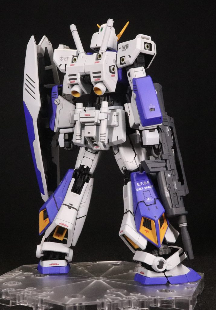 リアは腰に予備サーベルをつけました。ビームライフルはHGのものはなんか弱そうなんですよね。実弾兵器ぽいというか… RGのライフル2つとHGのパーツを組み合わせて適当にでっち上げています。ちなみに足首の接続パーツを逆向きにするだけで簡単に足を延長できます。腰のサイドアーマーを上に延長することでも脚長効果を狙っています。