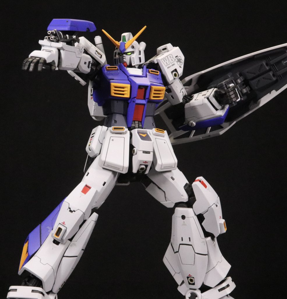 ガトリングは銃口だけキットのものを使用して自作しました。腕にはマグネットを仕込んでいるので差し替えで展開できます。各部にある丸いスラスターは全て金属パーツに置換しました。これもなかなか大変でした。