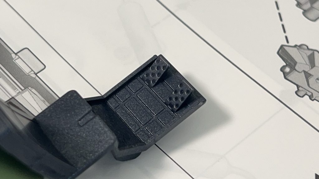 完全に見えなくなる足元のペダルも作り込まれています。