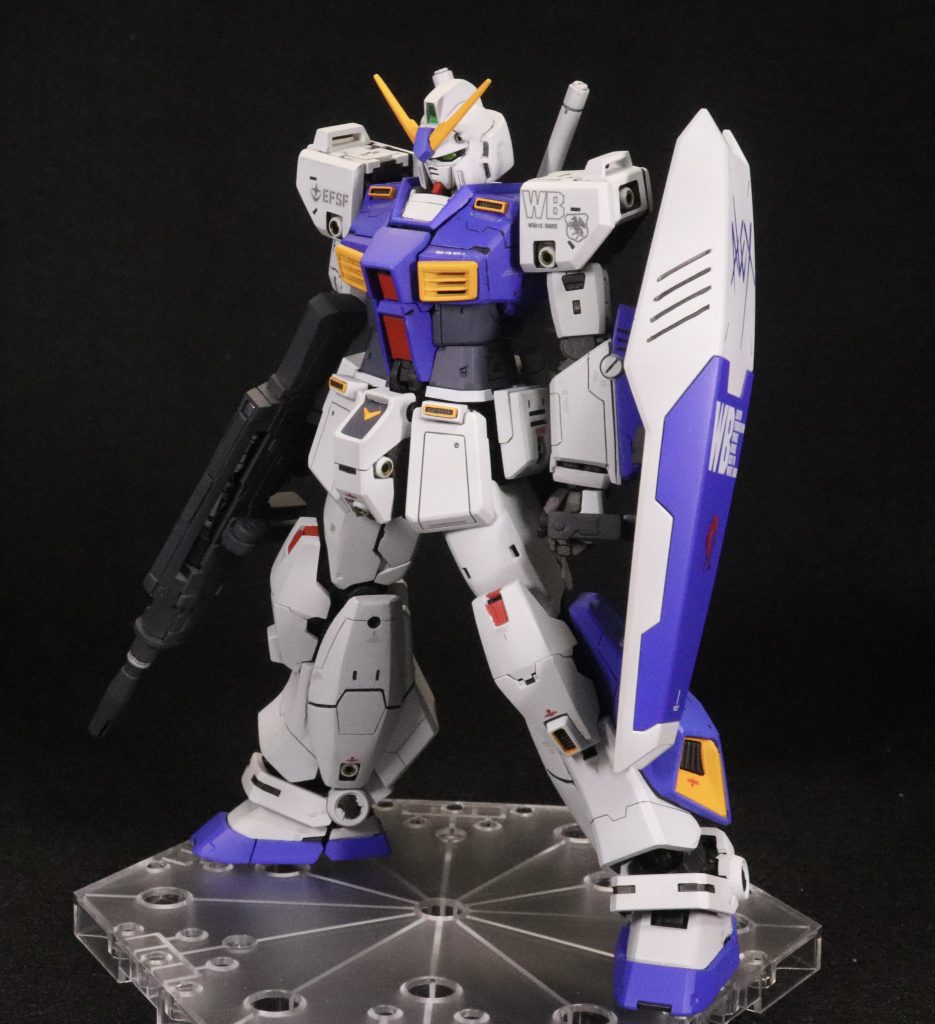 似てる部分も多いし簡単に終わると思ったんですが、まあなかなかそうも行かない。途中でいろいろ迷いもあったりして一筋縄では行きません。アムロ機なのでマーキングはホワイトベース隊です。