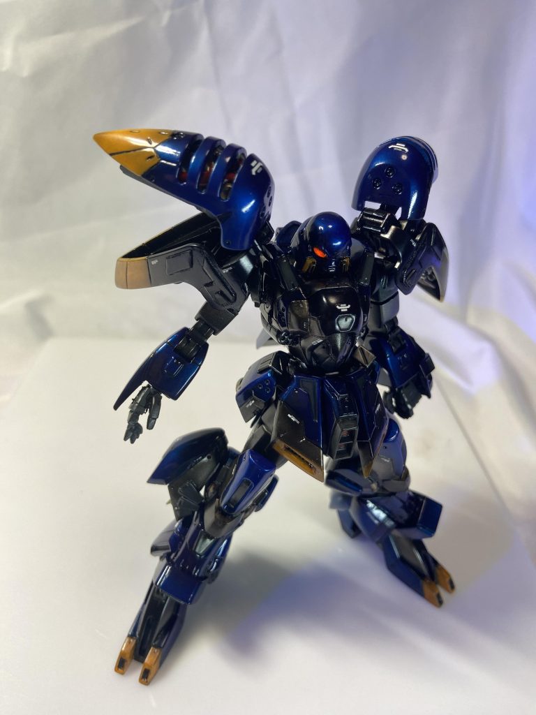 肩のユニットはジェネレーターとなっており、ビームストリングスは使用できない。脚部にミノフスキーフライトユニットを装備。