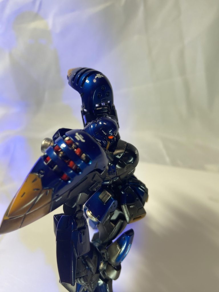 目は片方を猫の目にしてます。ザンネックキャノン撃つ時に開くイメージです。メタルギアソリッド3のジ•エンドをモチーフにしてます。