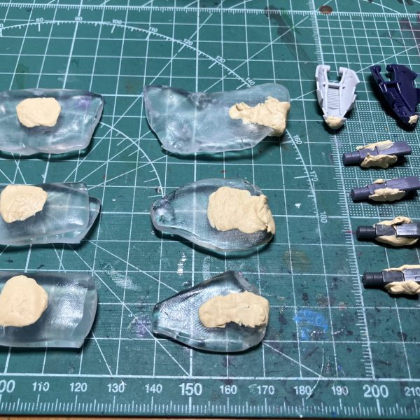 昨日今日でフライルー2号機の新規パーツであるガンダムMk-Ⅴ風のフェイス複製に挑戦してみました。おゆプラでフェイスだけ3つ、アゴだけ2つ、組んだ状態で1つ型を作ってエポパテで複製。フェイスは型取り段階で押し付け方によって形にばらつきが出るので今後も練習が必要そう。今回はリテイク前提で複数の型をとってみましたが、初めてにしてはまぁまぁかな。アゴは単体、組んだ状態共に加工中に折れる未来しか見えなかったため、エポパテを詰める段階から0.5mmプラ板を短冊状にして仕込み強度を確保しました。表面処理大変だから先にやろっかな…（2枚目）