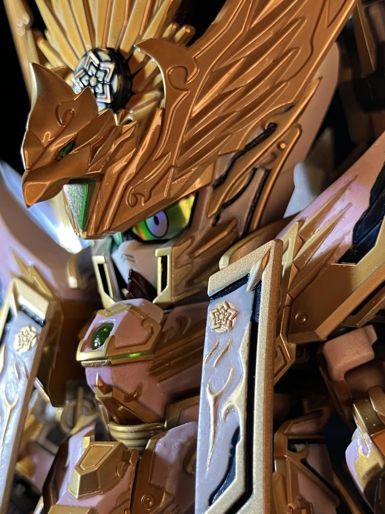 ツインアイはリデザインしてホロシールに印刷したもの。胸パーツはレジン(クリアグリーン)で複製したものです。