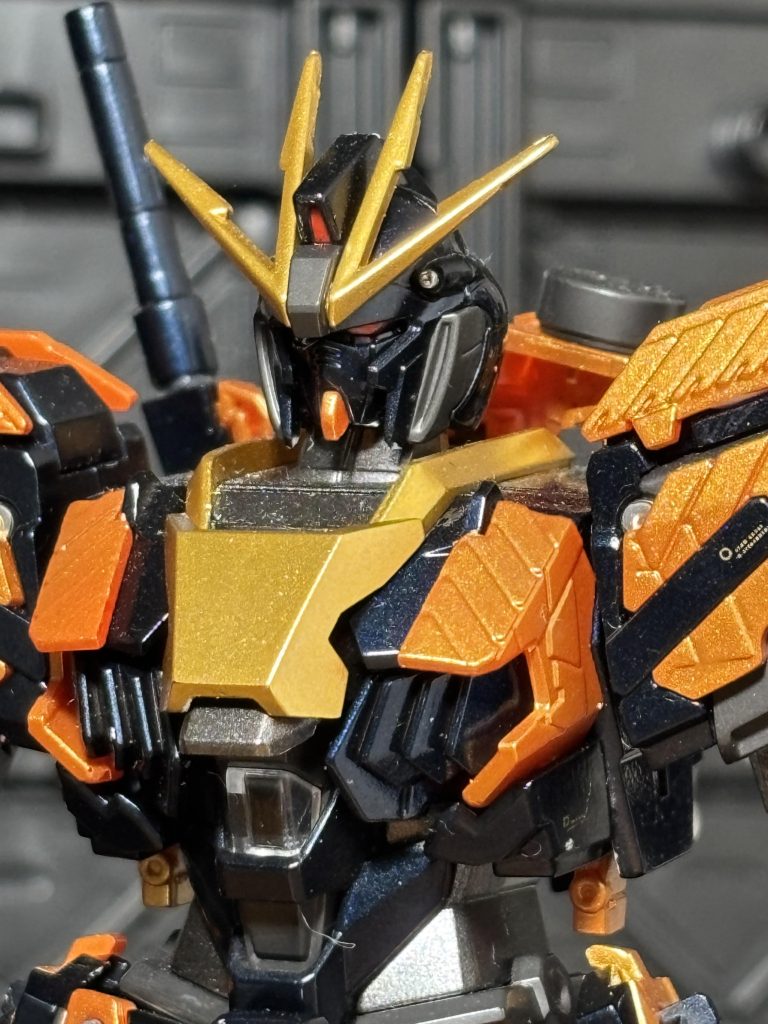 バンシィ独特のオレンジっぽい金のサイコフレームの塗装と普通の金と差別化を図るために、サイコフレームはノーマルのオレンジを吹いた後、パールゴールドを薄く塗ってます