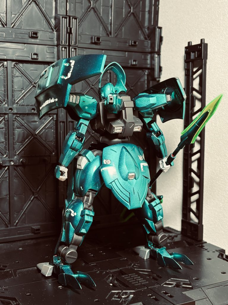 クリアカラーはクレオスのクリアピーコックグリーンを使ってますカメラだと色味が少し変わるのですが、肉眼だとこの写真みたいな色になります