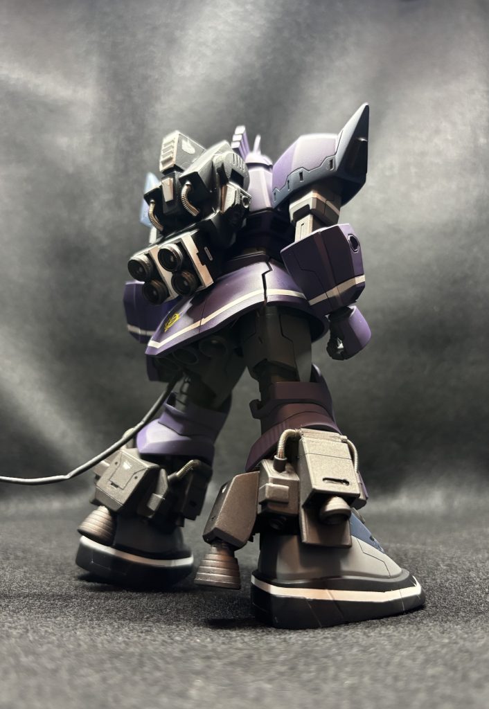 消灯時バックショット。バックパックもプラ板ですが、側面はジョニーライデンゲルググのバックパックをおゆぷらで型取りしています。