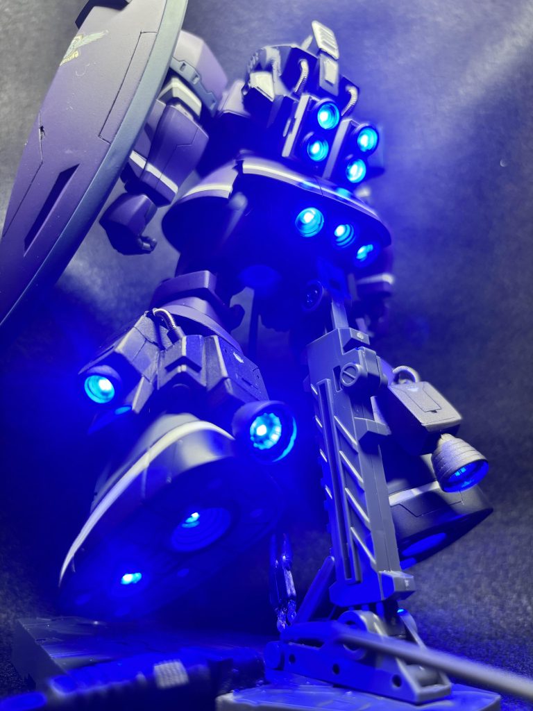 バックショットです。バーニアは青色チップLED。脚部バーニア周りはプラ板で作成。動力パイプはスプリングを使用しました。