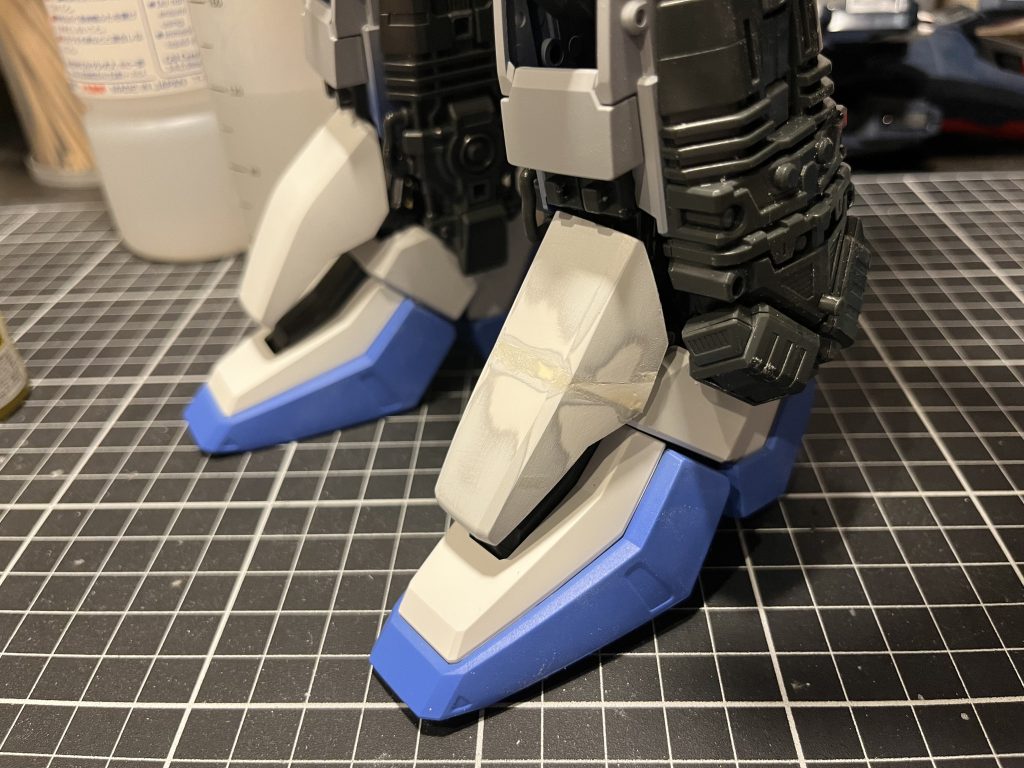 足の甲の装甲の改造工程です。奥が加工前、手前が加工後です。この加工前の2段階の角度が死ぬほど気に食わなかったので切断してプラ板を継ぎ足しました。