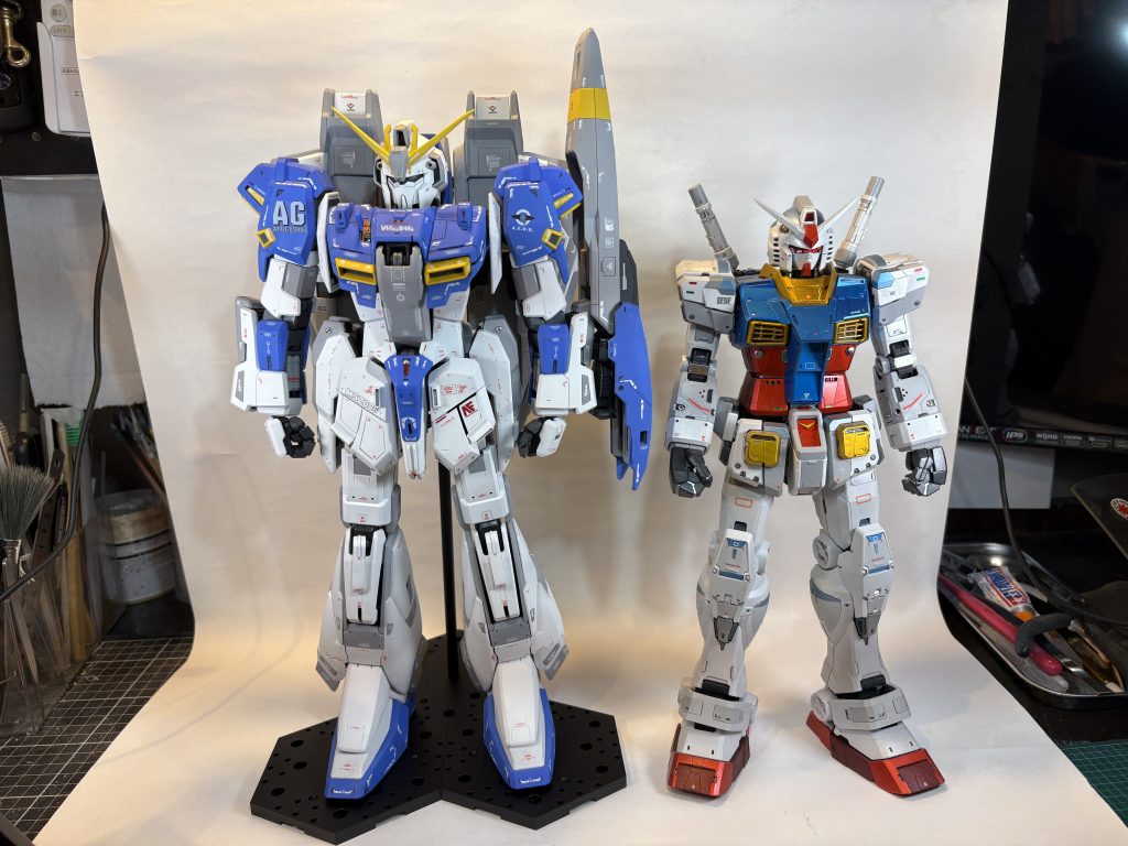 同じ1/60スケールのPGU RX-78-2と並べてみました。こうやって比べてみると、スタイルなどからPGゼータが四半世紀前のキットであることを思い知らされます。