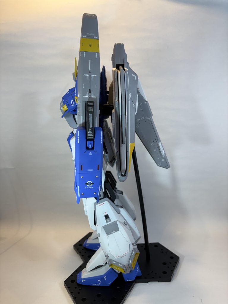 最後の最後、全てのパーツを組み上げてみると、フライング・アーマーの重みに耐えられず膝から崩れ落ちてしまい、まともに立たせることができない事態となりました。制作に時間をかけすぎてポリキャップが劣化してしまったのでしょうか。仕方なくスタンドを使うことにしたのですが、バンダイ製などの既製品は大きいものでもMGを対象としておりアーム長が足りませんでした。なので既製品と直径7mmのプラパイプを繋ぎ込み、どうにかスタンドに仕立て上げました。