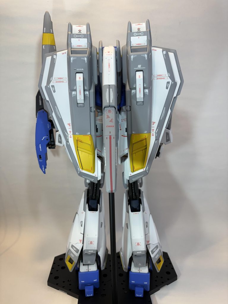 大腿部の延長による影響や、パーツ同士の接触による塗装ハゲを避けたかったので変形機構はオミット。LEDも頭部以外は光らせる意味がわからなかったので、クリアのパーツは塗りつぶしてしまい光らせることができません。また頭部は、ツインアイのパーツを削り込んでしまったので光が漏れるため、うまく光らせることができません。