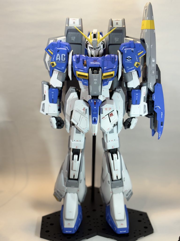 V字アンテナの延長、頭部ヘルメット内のツインアイのパーツと顔のパーツを削り込んで小顔化、胸部の角度変更とコックピットハッチの延長、フロントアーマーの形状変更、大腿部の延長による高身長化、膝部および足の甲の装甲の形状変更などの改造を行いました。