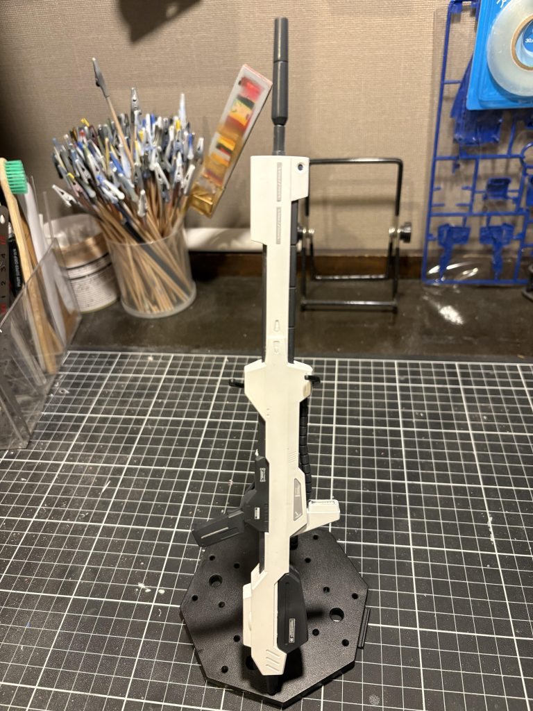 モノクロの配色にすることでνガンダムのビームライフルみたいにカッコ良くなるかなと思ったのですが、そうでもなかった。