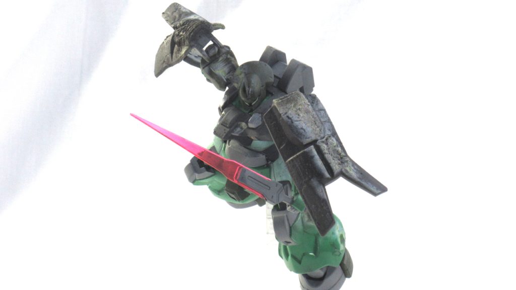 結果として現状の動作プログラムでは重量が増したシールドのオートガードに対応しきれず、左脚外側と右肩周辺の装甲が損傷したものの、機体パフォーマンス自体は落とすことなくしのぎ切っている。