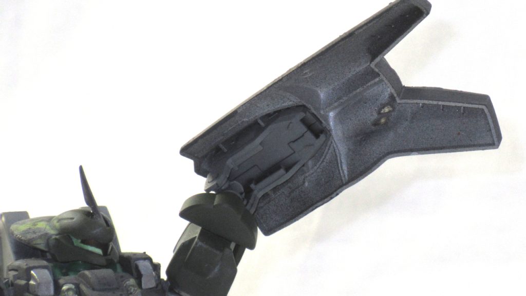 左裏面。裏側は耐熱塗料・メッキ調シルバー・液状ゴムの塗り重ねに留めており、結果パーツの歪みによってほんのりシルバーが出てきている。