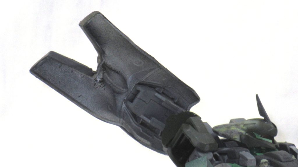 右。こっちは二股に分かれている部分の根元辺りにプラスチック地の色が見えた。