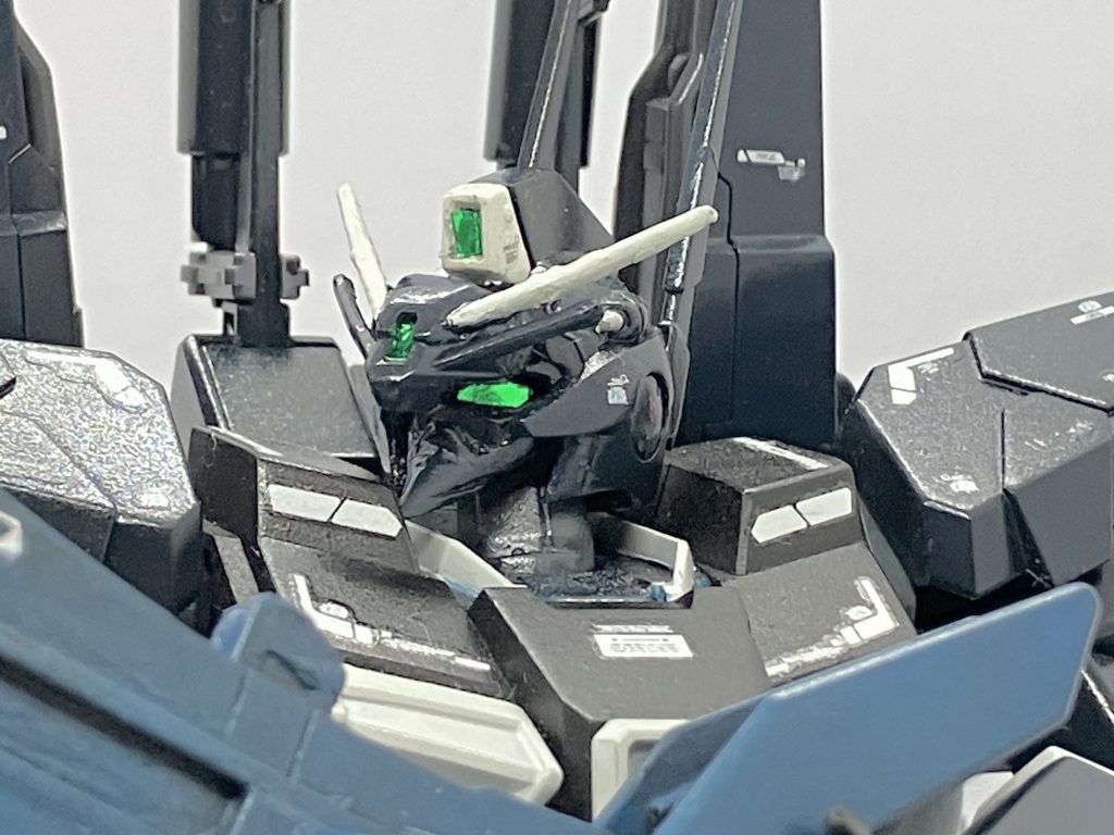 顔はガンダムMk-Vのような前方に迫り出した形状に