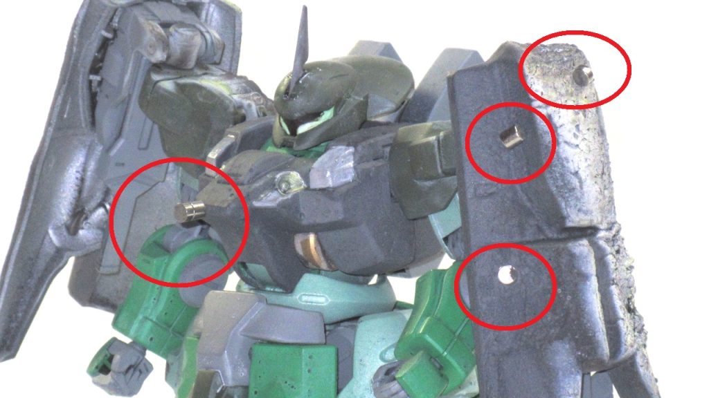 マグネットペイントをシールドと胸部に使っているので軽めのネオジム磁石なら着きます。