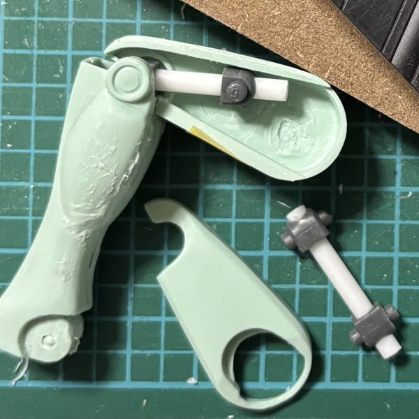 閲覧有難う御座います！ ^_^ふくらはぎの加工（二重関節）画像制作の参考にして下さい。【使用した物】3ミリ丸棒　3ミリPキャップボールジョイント　プラ板1ミリ（3枚目）