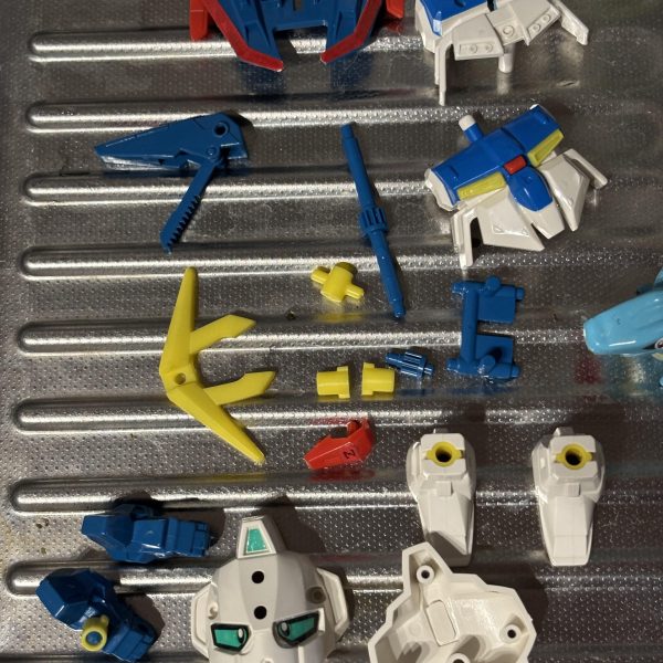 閲覧有難う御座います。^_^元祖　 SDガンダム Ｚくん　マジックリ◯で洗浄欠品はプラランナーで制作元祖ガンダムくんは稼働ギミックがかわいい為。。。（思考停止してます）箱絵に寄せて素組みのデザインラインを残して制作試みます思い入れのあるキットなのでワクワク中😊　 （3枚目）