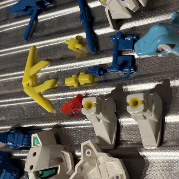 閲覧有難う御座います。^_^元祖　 SDガンダム Ｚくん　マジックリ◯で洗浄欠品はプラランナーで制作元祖ガンダムくんは稼働ギミックがかわいい為。。。（思考停止してます）箱絵に寄せて素組みのデザインラインを残して制作試みます思い入れのあるキットなのでワクワク中😊　 （2枚目）