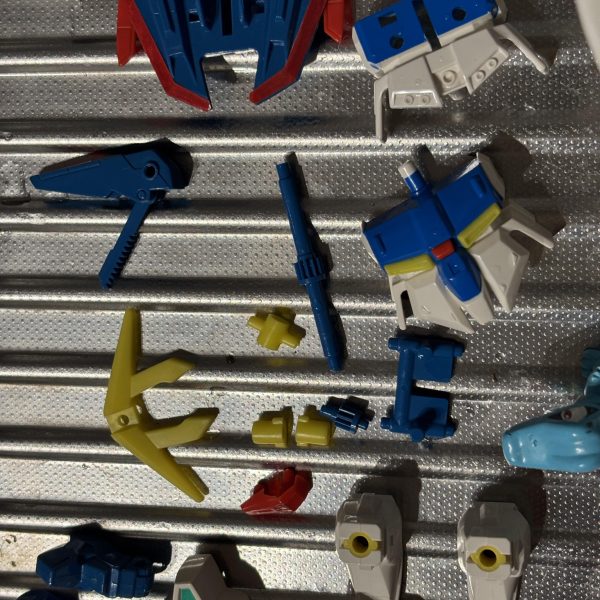 閲覧有難う御座います。^_^元祖　 SDガンダム Ｚくん　マジックリ◯で洗浄欠品はプラランナーで制作元祖ガンダムくんは稼働ギミックがかわいい為。。。（思考停止してます）箱絵に寄せて素組みのデザインラインを残して制作試みます思い入れのあるキットなのでワクワク中😊　 （4枚目）