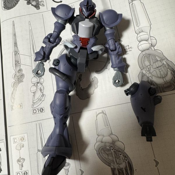 量産型の色合いがとても良く、作りたいと思い立ったので、エアブラシでランナー塗装しました。なかなか時間が取れないので途中経過ですが‥。（2枚目）