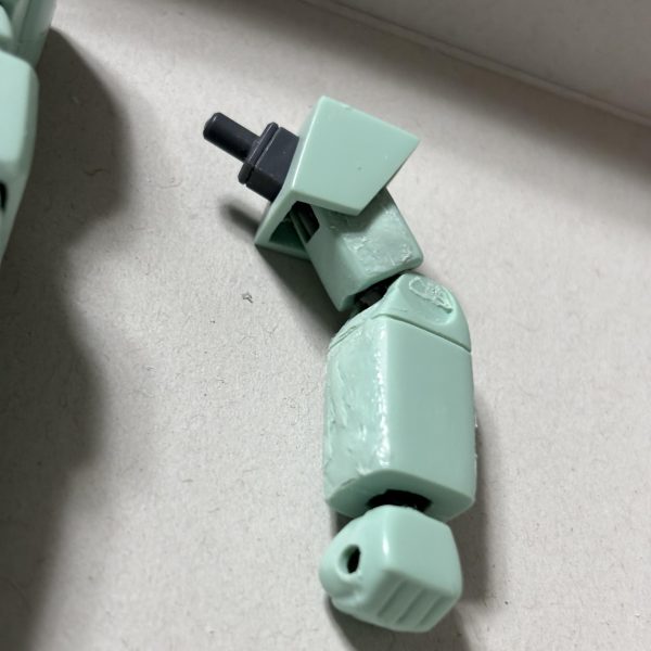 閲覧有難う御座います。😌こちらに画像貼っておきます。（先程削除されている様でしたので）【プラランナー】に 付いて⚫︎ キットのランナーのみ使用⚫︎余盛　裏打ち　（ランナーパテ） 自家製ランナーパテ　＝プラ（PS表記）＋ 流し込み接着剤 キットのランナーを５ミリにカット容器に（エナメル容器が丁度良い大きさ）適量（容器の半分以内）を　一晩寝かせて　出来上がりを確認※練り消し状が好ましい液体サラサラ状は基本　✖︎ランナーに近い固さが無いと ✖︎ です（何度も作る事を推奨します）⚫︎当時 の 絵師様 の デザイン画 に寄せながらも　素組みの要素 との融合 を 図って 制作しております。（大袈裟）※全ては自己満の為に制作中なのです。刺さる年代の方には愉しめる内容に成るとは思います。😊   （4枚目）