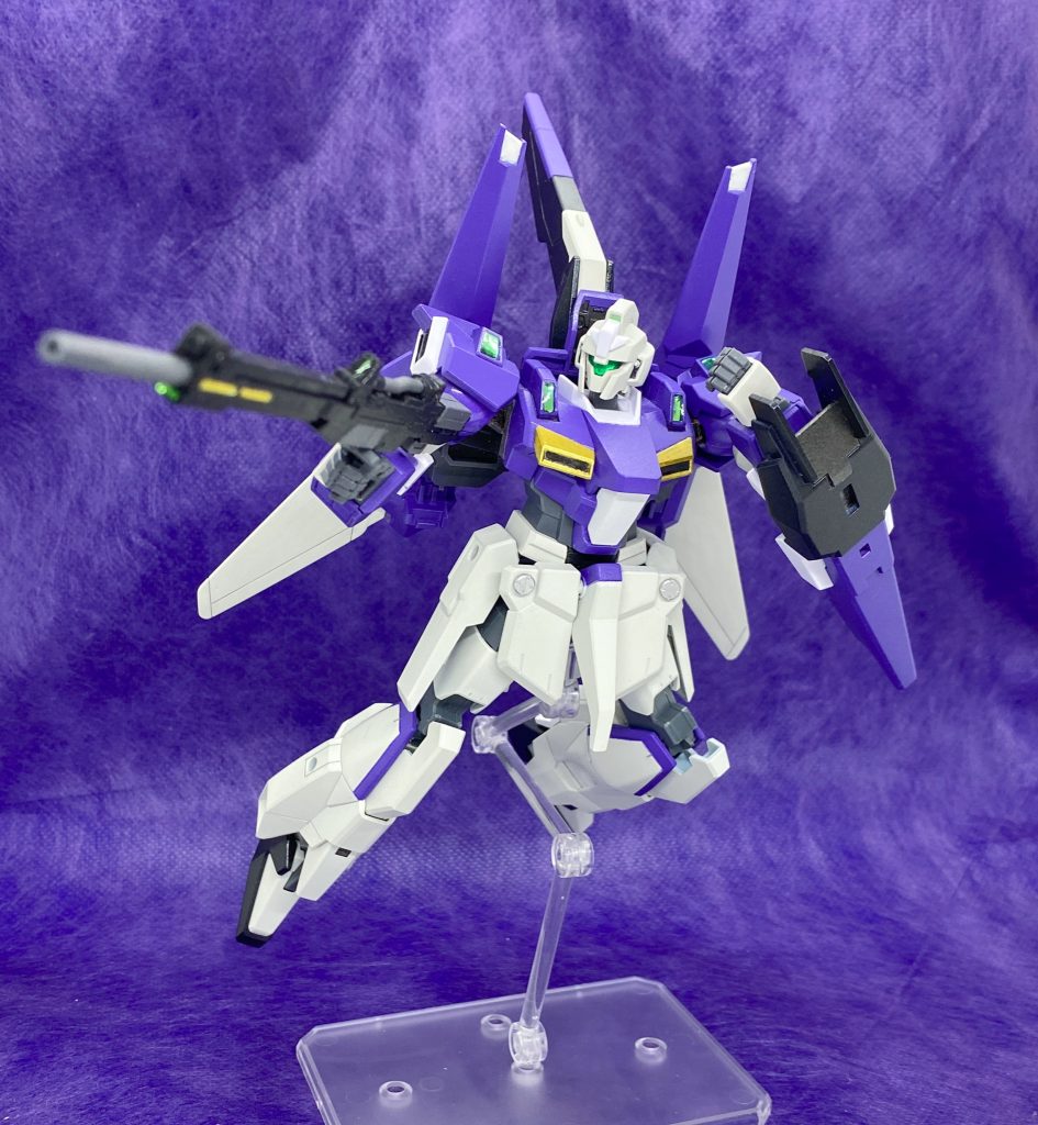 オリジナルであるZガンダムのパーツはなるべく使わないようにと思っていたのですが、コクピットハッチと背部装甲にロングテールバーニアスタビライザーだけ貰ってきています。