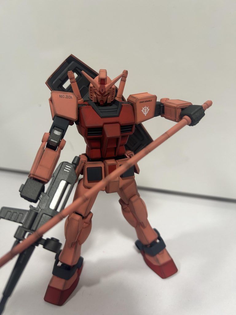 今回の新しい試みで、今更なのですが水転写デカールを貼ってみました。キャスバル専用ガンダム用のがないので、それっぽいのを集めてきて貼りました。ネオジオン はまあいいとして、キャスバルのデカールがなかったのでここはシャアのデカールで代用しています。うまく貼り付いてないところもあるので、そのあたりは次に活かしたいですね。腕の3ミリ?穴は、シールドば元々背負わせるつもりだったので埋めました。股間の連邦マーク?も埋めて消しています。エッジのところは塗装が欠けてしまったところがあったので、それを誤魔化すのにウェザリングマスターでシャドウにしてみました。これは完全に予定外です_(:3」∠)_