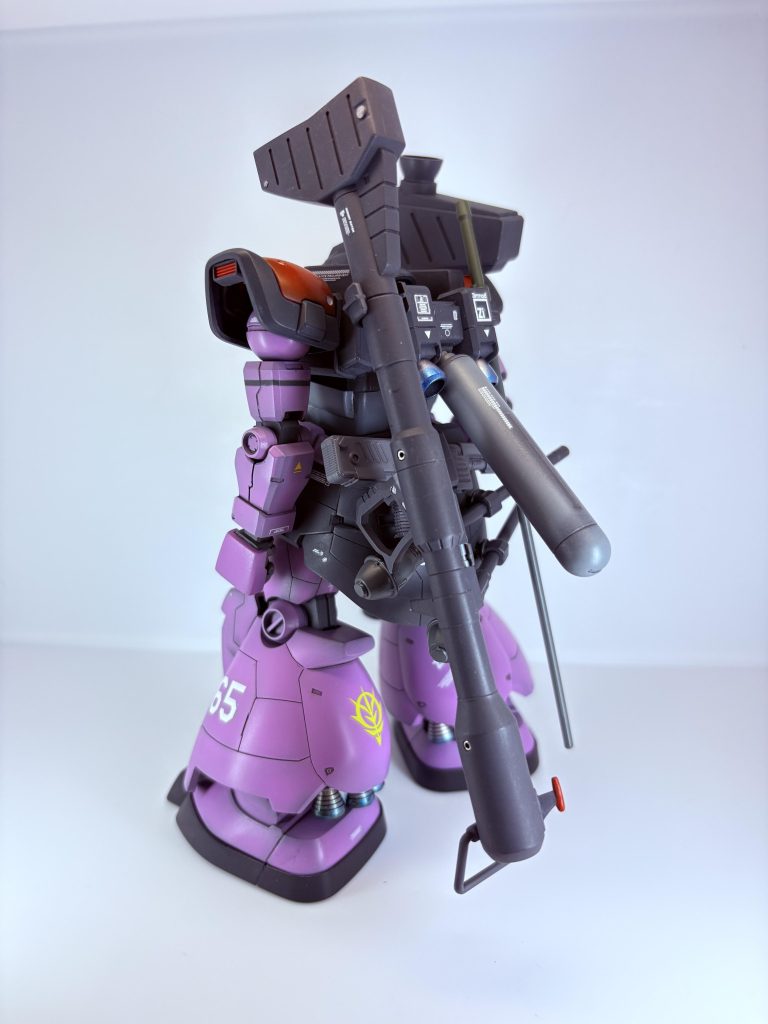 左後方からでは設定です。ジオンテストチーム（ZTT）評価報告書機材番号：ZTT-TRP-RD2-PROT-65本機はドム・トローペンをベースに、次期宇宙用高機動型MS「リック・ドムII」への発展を見据えた先行試作機である。腕部にはギャンの試作段階におけるツィマッド製構造を採用し、脚部にはゲルググ用スラスターを先行搭載。モノアイは新型光学センサーへ換装し、肩部装甲にはアポジモーターとスラスターを側面および前面に増設、腰部前面にも推進器を追加している。武装評価としてジャイアント・バズIIの試験運用を実施した。テストパイロットは(*´ω`*)中尉が務めている。試験目的新型スラスターおよび姿勢制御システムの評価宇宙・地上両用運用時の冷却・推進効率データ取得高火力武装との重量バランス検証リック・ドムII量産型へのフィードバック資料作成及び試作中MS機材の性能テスト