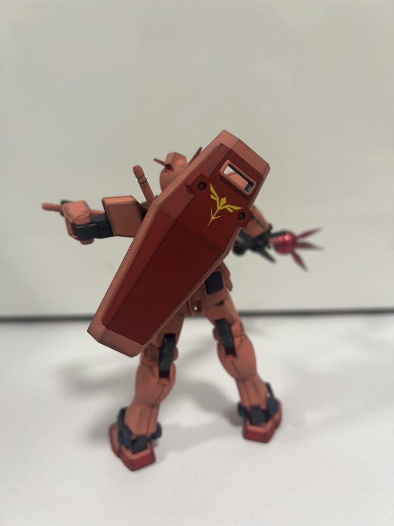 新しい試みその2として、ポリパテでシールドの連邦マークを埋めました。サフを吹いたりすると、うっすら埋めた後が浮いてきたりしたので、そのあたりをもうちょっときれいにできるようになればいいなあと思います。シールドに貼ったデカールはモロに逆襲のシャアのネオジオン エンブレムです笑