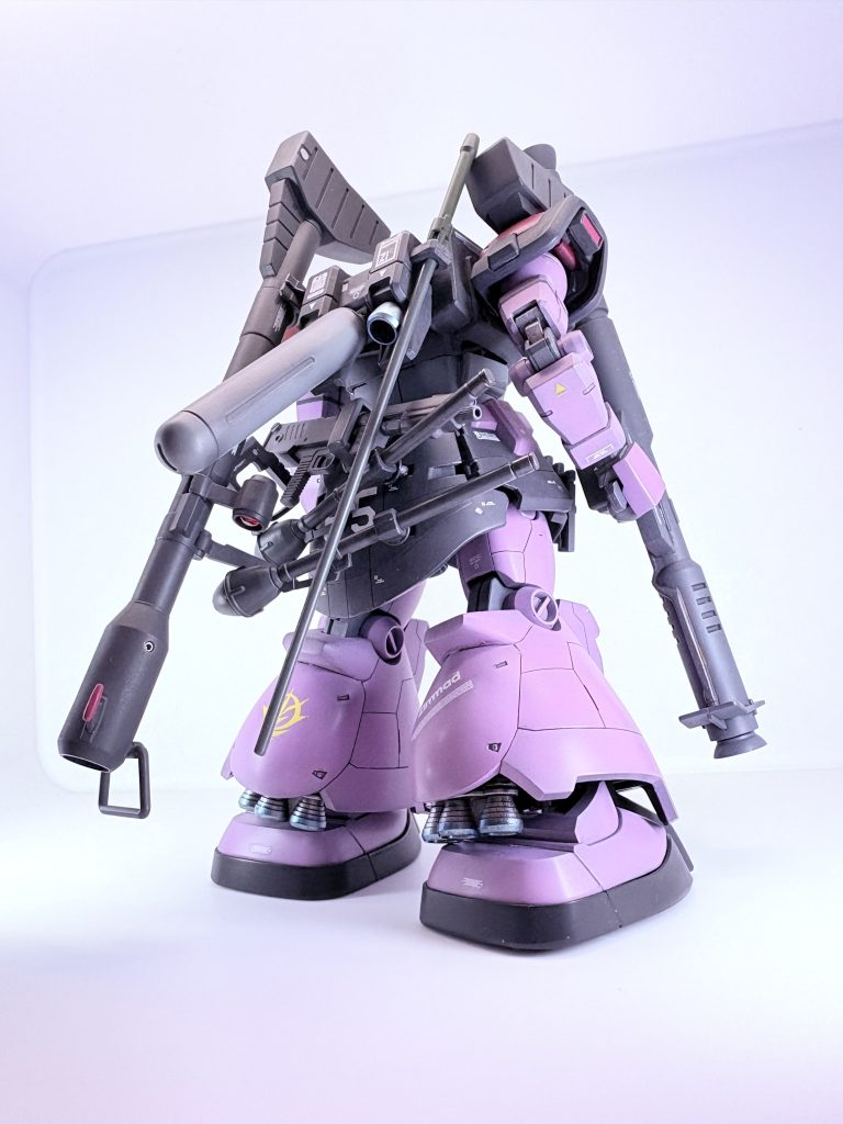 右後方から煽りで(*´ω`*)中尉が結果報告をするようです。(*´ω`*)新型ドムの試験結果をご報告します。推進性能は予想以上で、加速・旋回ともに現行機を大きく上回ります。ただ、肩部スラスターの熱処理が課題です。長時間稼働すると、コックピット周辺がやや高温になります。(^○^)ふむ…だが、統合整備計画の枠組み内で改修が進めば、各機体への共通パーツ化が可能になるだろう。ゲルググ用スラスターのデータも併せて有効なんだな、腕はどうだったかな？(*´ω`*)はい、問題なく稼動します、この腕部もテストなんで？(^○^)うむ、zimadの別の機体の物らしい、なんでもギャンとか何とか。(*´ω`*)ギャン？？(^○^)まあまあ、置いといて、結果報告を続けたら欲しいんだな(*´ω`*)はい。今回の試験で得られた推進系・冷却系のデータは、リック・ドムIIやゲルググJなど、後続機の改修にも活かせる見込みです。統合整備計画の指針に沿って再調整案を提出します。(^○^)中佐：よし、それでいい。今回の試験は成功なんだな。(*´ω`*)了解しました、中佐。ところで、我が軍は一体何機種の試作をしているんで？リックドムは現行機体の改造というのはわかりますが、zimadはギャンとか何とかを試作しつつ、推進器をZEONIC主体で試作しているゲルググに提供するとか若干謎なんですが。(^○^)まあ出来レースではあるみたいだけど…まあ今聞いたことは忘れて、とにかく機体のテストを続けて欲しいんだな。じゃあ（ブッ　通信の切れる音）(*´ω`*)仕事があるのは嬉しいけど、こんなに色々作って大丈夫かな？