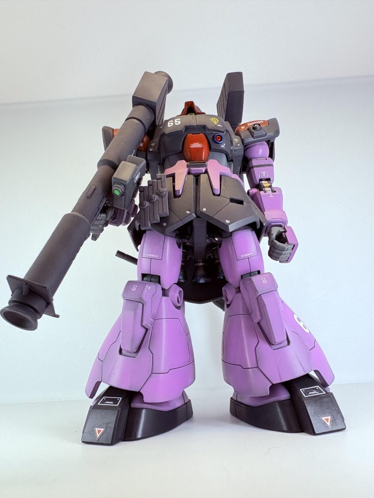 正面から煽りで前作に引き続きドム・トローペンを使用しました。これまた破損ジャンク品の修復を兼ねています。というか工作自体は終了していたのですが、なかなか塗装できず、お盆休みまで寝かしていました。このキットのジャンク品は大抵股関節と前後部腰部スカートが軸折れしてるんですよね、どちらもアルミ線を入れて補強しました。