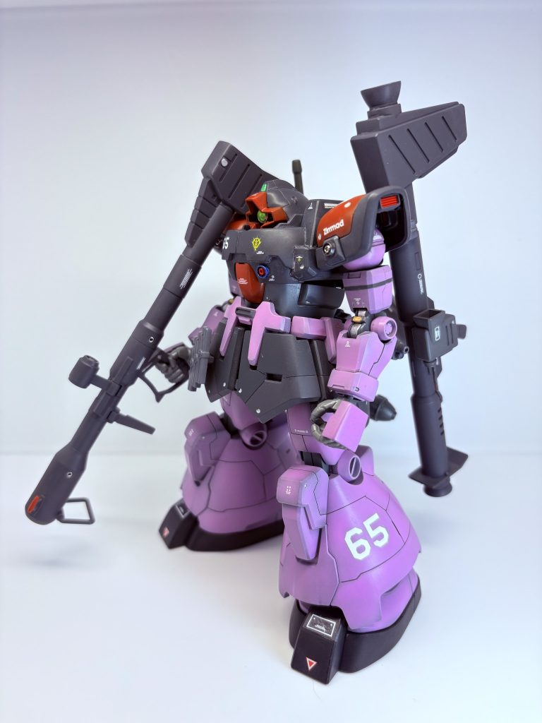 左前方から色々とジャンク品を組み合わせいますが、どれも同じメーカーのzimadということで、あまり違和感なくできたかと、これも全て先行試作という設定です。武器も多数用意しました。特にジャイアトバズの弾倉前の膨らみはあの部分で切断し、1.2mm程度延長しています。肘を曲げずに構えやすくなりました。ランドセルにラックを追加したのと、リック・ドム2っぽくなるようプロペラントタンクを追加しました。