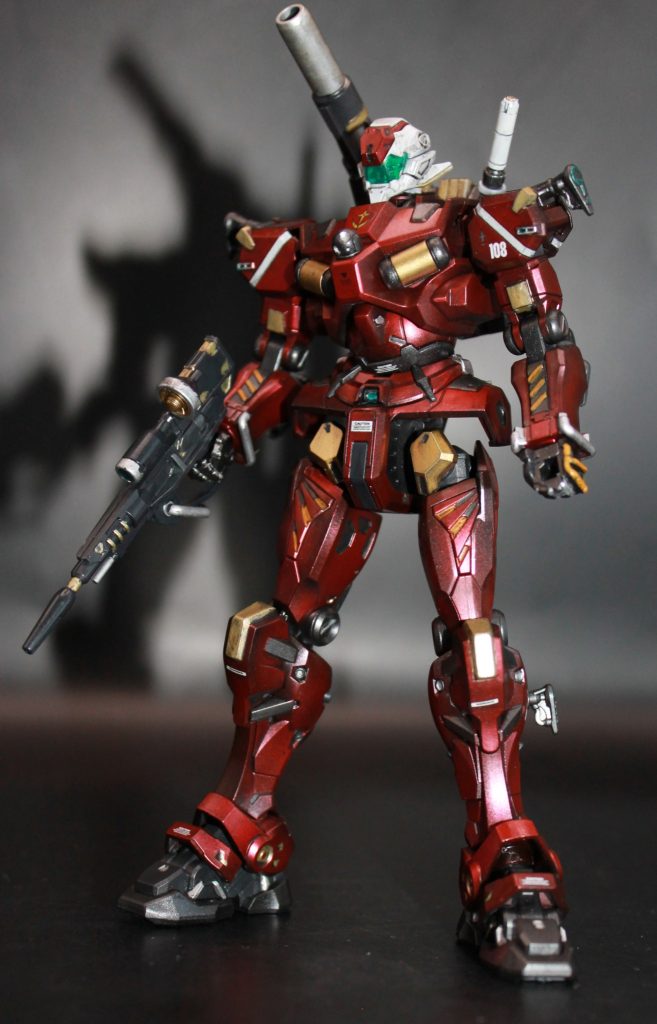 素立ち状態ディテールがめっちゃ凝ってますね、流石は最新のジークアクスキット。特に改造はせずにこの情報量なので部分塗装とデカールを貼って仕上げました。墨入れもかねて軽くウォッシングこそしましたが、汚しは今回控えめ。初ジークアクスキットだったので綺麗に仕上げたかったためです。もっと汚したい気持ちと常に戦っていました。