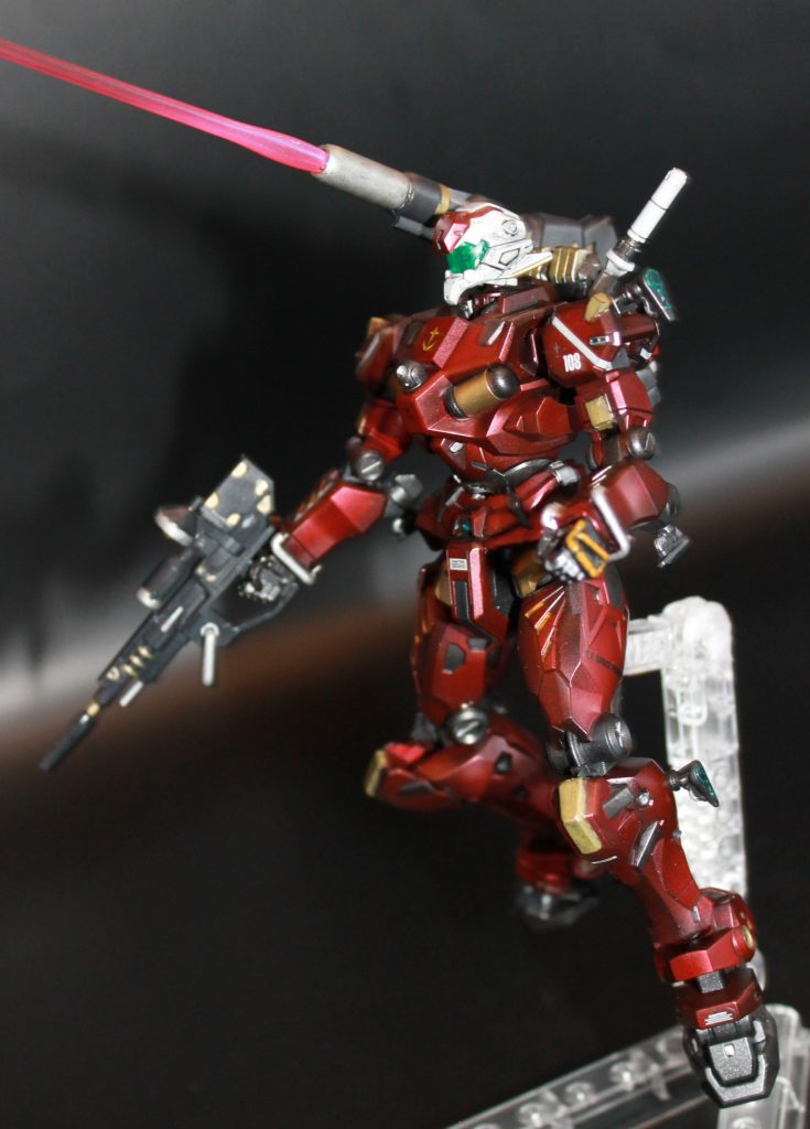 ビームキャノンを発射する様子。そこら辺のビームサーベルをキャノンに突っ込んだだけの手抜き仕様。しかし原作のガンキャノンとは印象ががらりと変わってますね。宇宙空間で戦うのが映えそうなデザインです。実弾からビームに変わったのもそこら辺を考慮してかも?