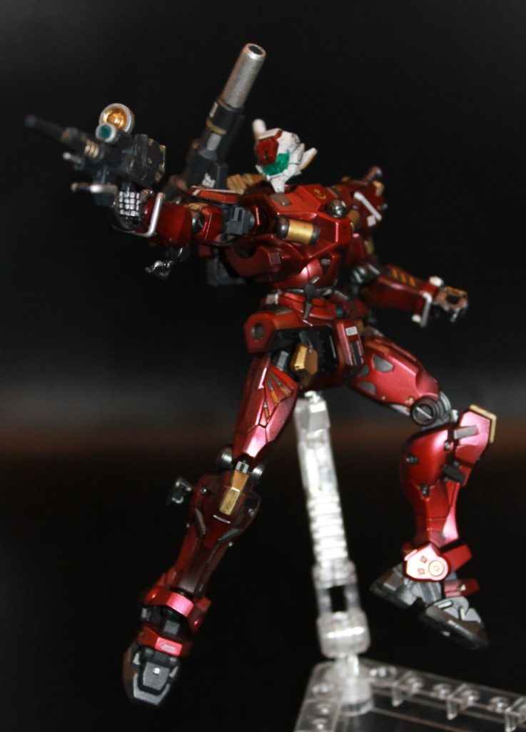 ビームライフル構え。ライフルも本体に合わせてかシュッとしましたね。面影はありますがやはりバリバリにアレンジを利かせているのがわかります。