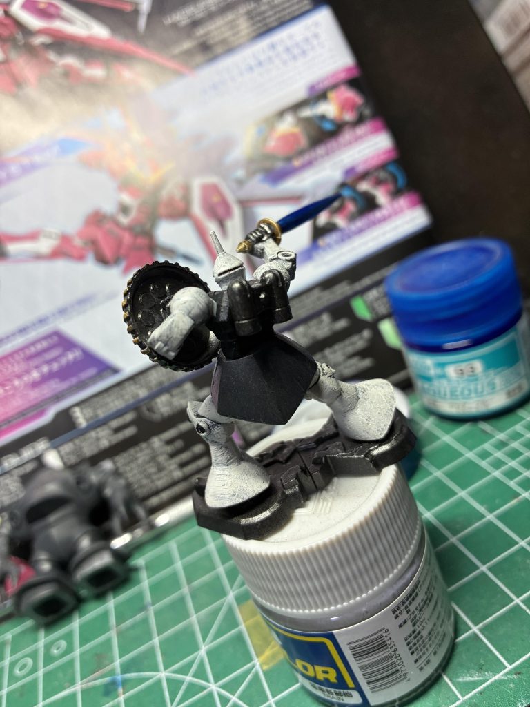 ドライブラシで凹凸が出やすいのとそうじゃないの。塗料の粘度の差…、なのか？と思いました。適当制作のツケ笑