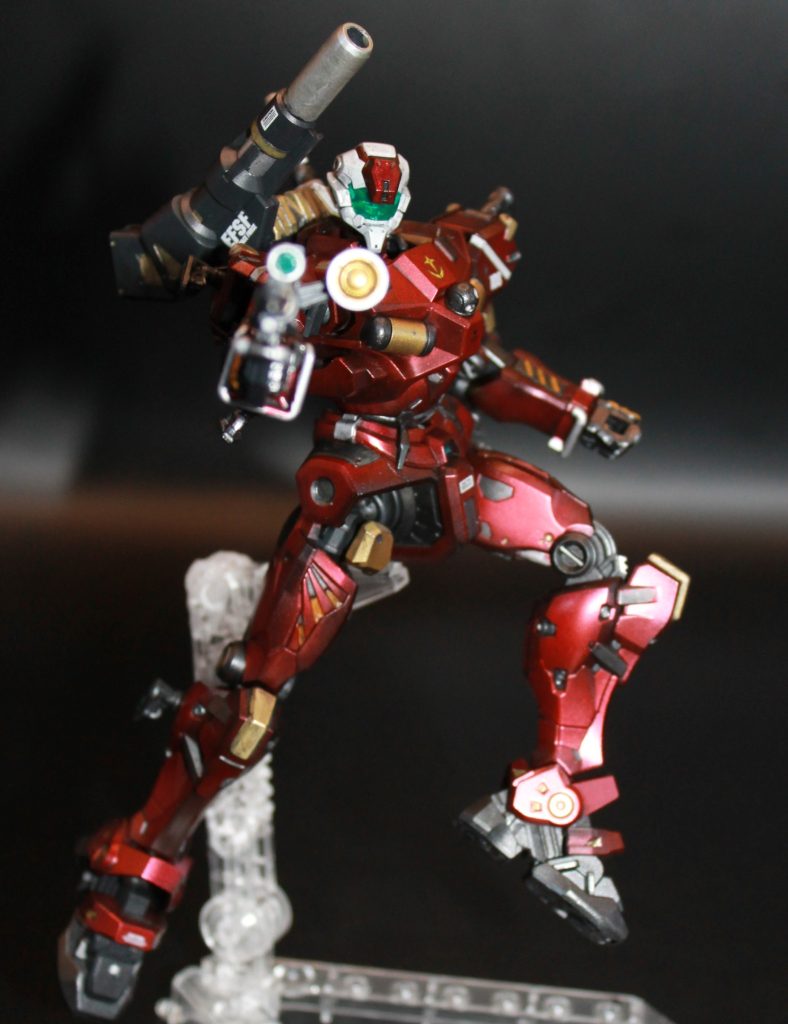 正面から見た構え。小さくスリムなのでデカールを貼る位置に悩みました。最終的に連邦マークは中心に、EFSFはキャノン部へ。この二つはパラレルワールドでも外せませんね。