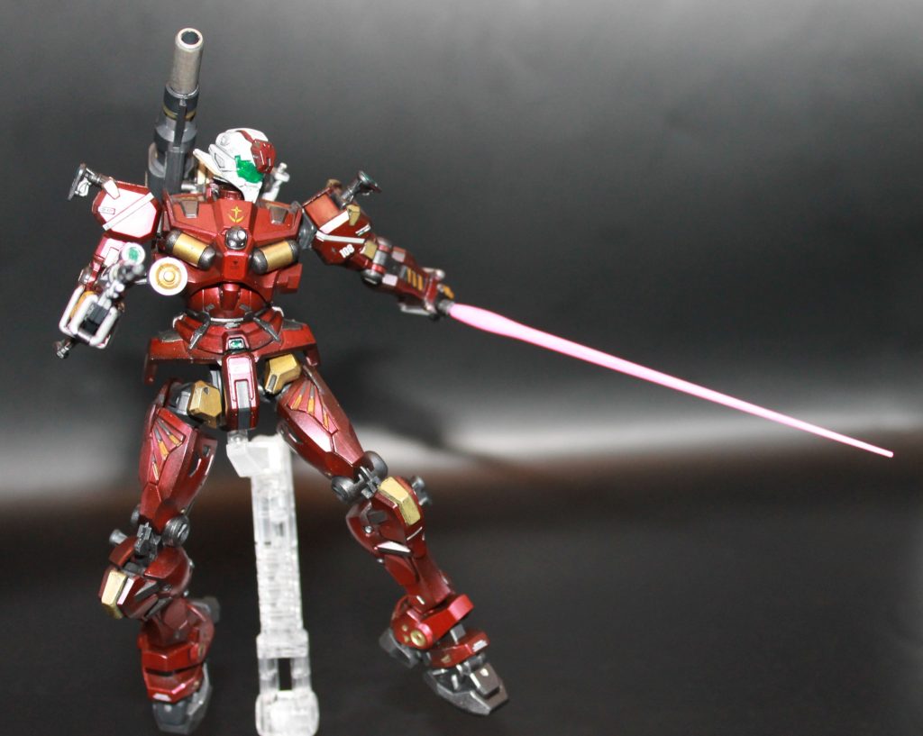 ビームサーベル構え。蛍光ピンクで上塗りしたためブラックライトで光ります。どうやったら光っている所を写真にできるのかわからないのでそのままですが…