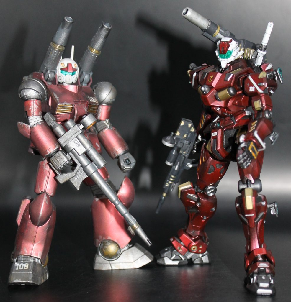 最後に前に作ったガンキャノン(カイ・シデン機)とのツーショット。似てないような面影を感じるような不思議な感じ。IF世界の後継機という距離感がにじみ出ています。というかガンキャノンのこの赤色、我ながら良い感じですね。若干の薄目の赤が渋くていい。けれども軽キャノンにはこの普通のクリアレッドが似合っているとも思う。今後もキャンディ塗装やメタリック塗装をする際は、いろいろな塗料や下地を試していきたいですね。それではご観覧ありがとうございました。