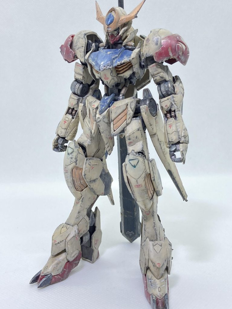 ダメージ跡はウェザリングカラーを流し込み白部はグレー系のチッピング、赤青部はシルバーのドライブラシで表現