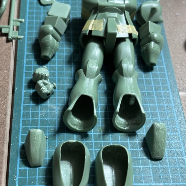 旧キット　量産型　ザク関節拡張  の 為 バラバラ に　^_^（丸一日溶かし🤣）好きな時に好きなだけ愉しまないときっと　後悔　しますぞ😇😇😇（2枚目）