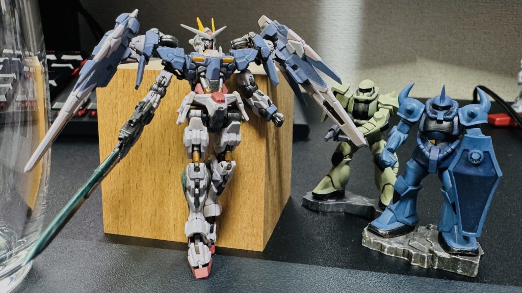 クリアレッドやらパールやら塗る前。この状態もかっこいいから元の造形の良さが際立ってますね✨️