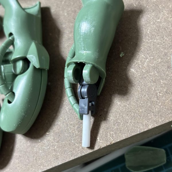ヒケ　スジ　ケガキ　切断　パテ盛り付け　。。。膝 の 二重関節 に ビルドダイバーズ のキットを使用以外とプラランナーが少ない事に気付いたり😅（5枚目）