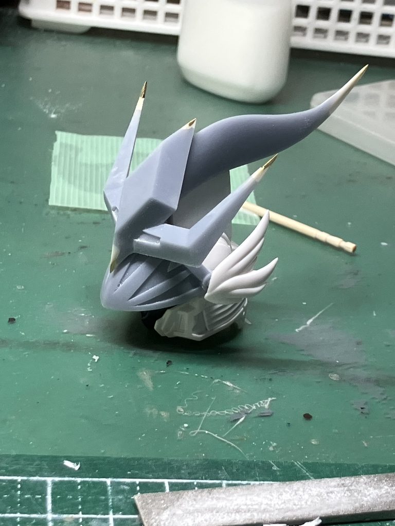 真鍮線を埋め込んでエッジのシャープ化をしています。