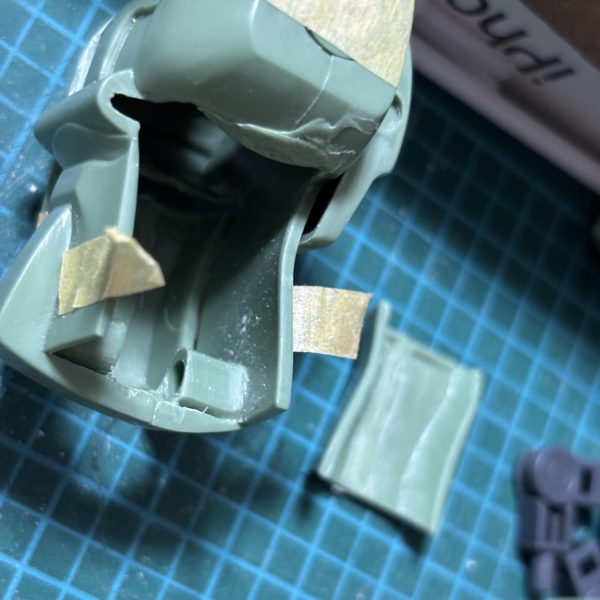 ヒケ　スジ　ケガキ　切断　パテ盛り付け　。。。膝 の 二重関節 に ビルドダイバーズ のキットを使用以外とプラランナーが少ない事に気付いたり😅（7枚目）